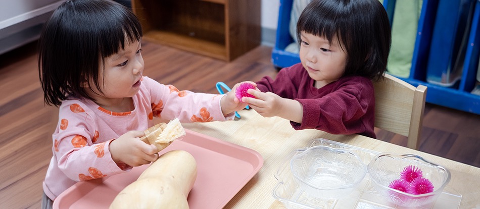 montessori preschoolers learn and play together